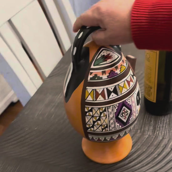 Demo: filling and pouring with The Peruvian Magic Decanter