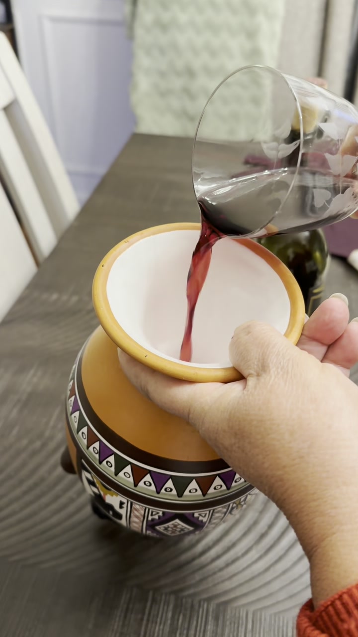 Filling the decanter through its hollow base